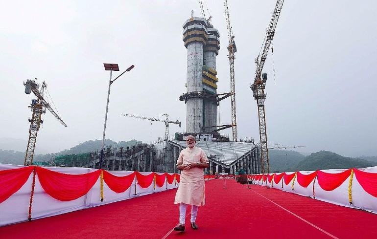 where does narendra modi live